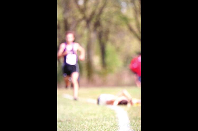High School Runner Collapses on Final 75 Meters—Then Competitor Lifts Him to Cross Finish Line Together