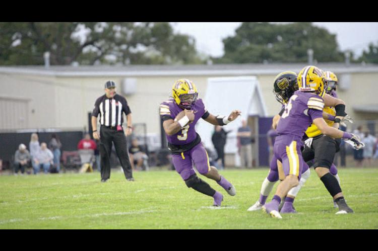 Jakory Bagby sweeps to the outside for a gain.