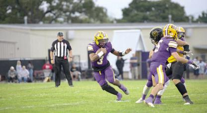 Jakory Bagby sweeps to the outside for a gain.