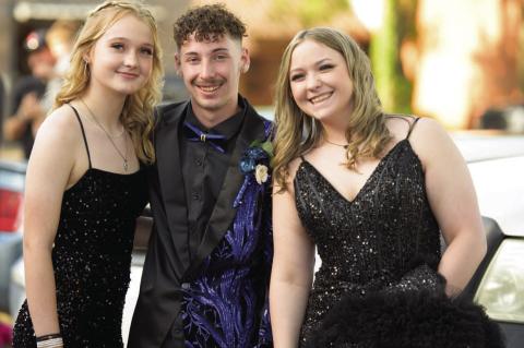 Weleetka Students Attend Senior Prom