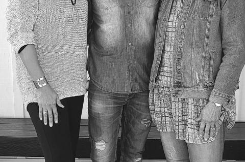 Ballard Girls Meet New Cousin