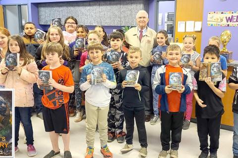 Shawnee Milling Company CEO, Makes Donation to Weleetka Third Graders